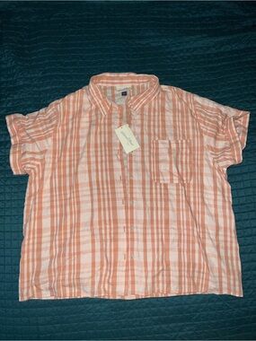 Universal Thread Short-Sleeve Button-Down in Peach and White Stripe